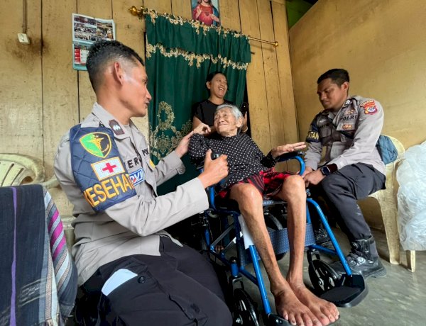 RASA HARU IBU DOROTEA TERIMA KURSI RODA BANTUAN DIVHUMAS POLRI PASCA GEMPA  DI MANGGARAI .