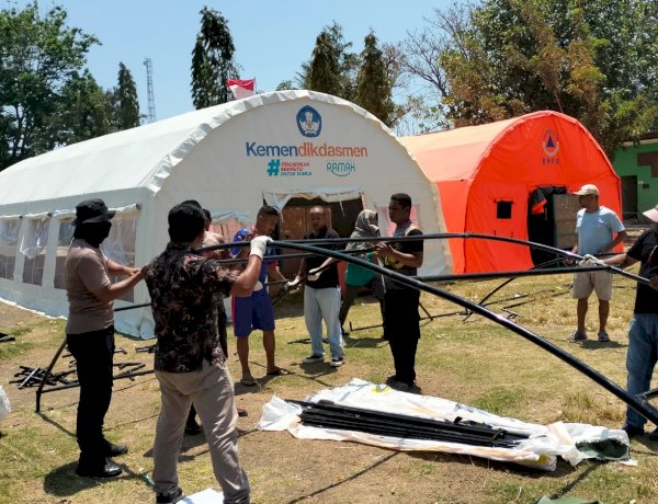 POLSEK REO BANTU DIRIKAN TENDA, PASTIKAN PROSES BELAJAR MENGAJAR DI SDN I REOK BERJALAN AMAN
