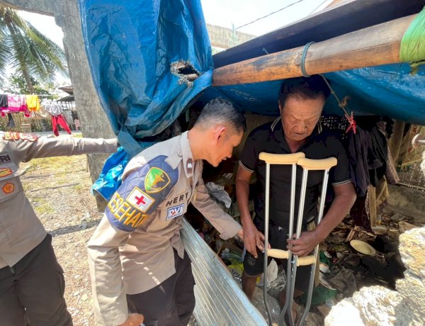 Bertahan di Gubuk Kecil Pascagempa, Bapak Syafrudin Terima Bantuan Kemanusiaan Divhumas Polri