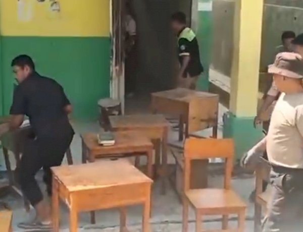 POLSEK REO  POLRES MANGGARAI EVAKUASI PERABOT KELAS RUSAK PASCAGEMPA, PASTIKAN PEMBELAJARAN DI MAN 1 MANGGARAI TETAP AMAN