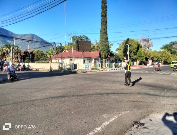 Satlantas Polres Manggarai Hadir di Tengah Masyarakat, Laksanakan Pengaturan Lalu Lintas Pagi