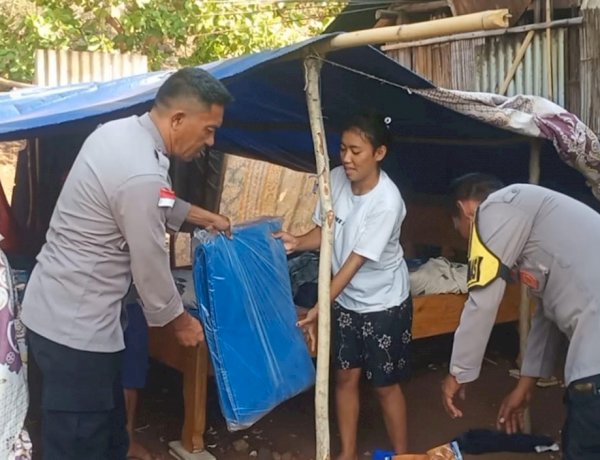 Bhabinkamtibmas Polsek Reo Sambangi Korban Gempa, Salurkan Bantuan dan Pastikan Kondisi Warga