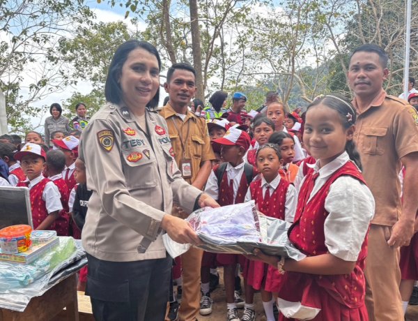POLWAN POLRES MANGGARAI  SALURKAN BANTUAN POLWAN REPUBLIK INDONESIA , HADIRKAN SENYUM ANAK-ANAK KORBAN GEMPA DAN GELAR TRAUMA HEALING DI SDK GAPONG