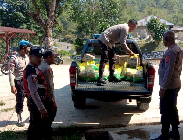 Polsek Cibal Salurkan Bantuan Sembako dari Polda Jateng dan Polda Riau kepada Warga Desa Nenu