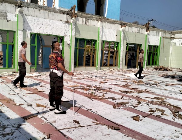 Polsek Reo Bersama Pengurus Masjid Bersihkan Sisa Material Gempa di Masjid Nurul Huda