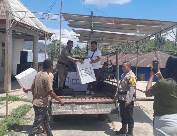 Jelang Pemungutan Suara, Anggota Polres Manggarai Kawal Distribusi Kotak Suara Pilkades ke Setiap Desa