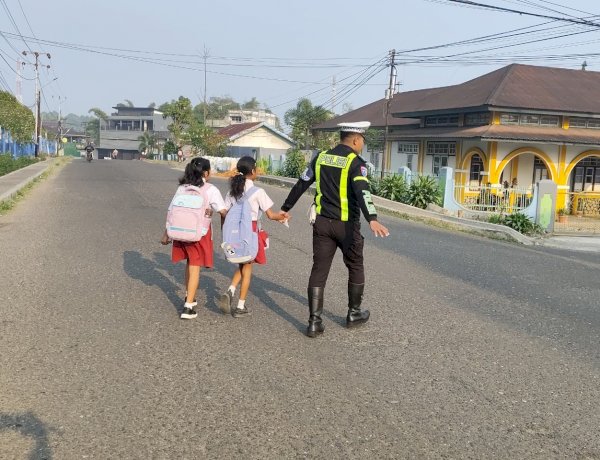 WUJUDKAN KAMSELTIBCAR LANTAS, SATLANTAS POLRES MANGGARAI GELAR PENGATURAN LALU LINTAS DI ZEBRA CROSS, PERSIMPANGAN JALAN, DAN KAWASAN SEKOLAH