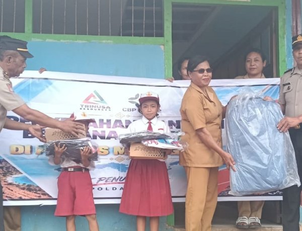 WUJUD KEPEDULIAN TERHADAP GENERASI PENERUS BANGSA, POLRES MANGGARAI SALURKAN BANTUAN PENDIDIKAN KEPADA SISWA YATIM DAN YATIM PIATU DI SD INPRES BEA NONING