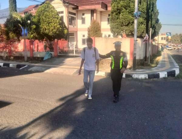 Wujudkan Kamseltibcarlantas, Anggota Polres Manggarai Laksanakan Pengaturan Pagi untuk Jaga Keamanan dan Keselamatan Pengguna Jalan