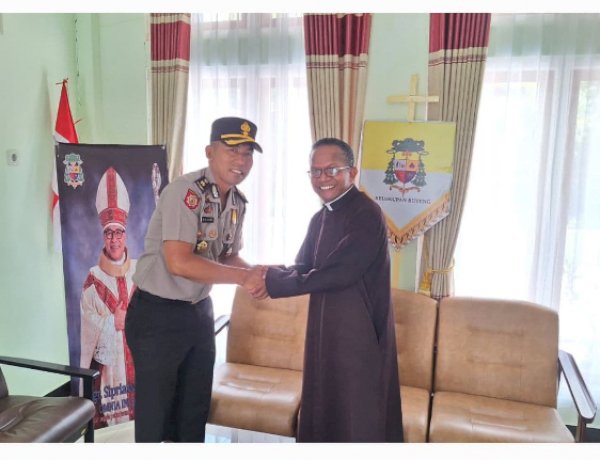 MINGGU KASIH, POLRES MANGGARAI HADIR HUMANIS DI TENGAH UMAT, PERKUAT TOLERANSI DAN HARKAMTIBMAS