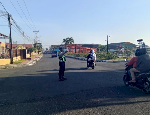 HADIR DI TENGAH MASYARAKAT, SATLANTAS POLRES MANGGARAI LAKSANAKAN PENGATURAN LALU LINTAS PAGI HARI, PASTIKAN KESELAMATAN PELAJAR DAN PENGGUNA JALAN
