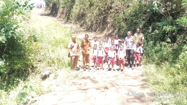 Bhabinkamtibmas-Reok-Lakukan-Koordinasi-Terkait-Akses-Jalan-ke-SDN-Rabo-yang-Kerap-Terendam-Banjir
