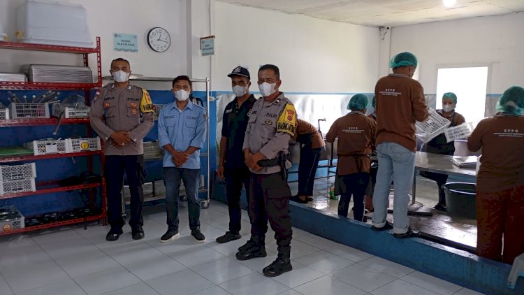 Bhabinkamtibmas-Kecamatan-Lelak-Pantau-Dapur-MBG-di-Desa-Ketang,-Pastikan-Pelayanan-Berjalan-Optimal-dan-Kondusif