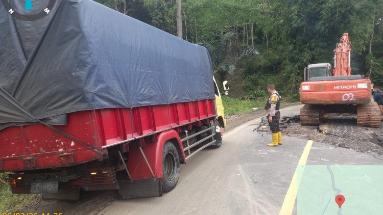 Gerak-Cepat-Bhabinkamtibmas-Polsek-Cibal-Amankan-Perbaikan-Jalan-Amblas-di-Jalur-Rawuk-KM-36