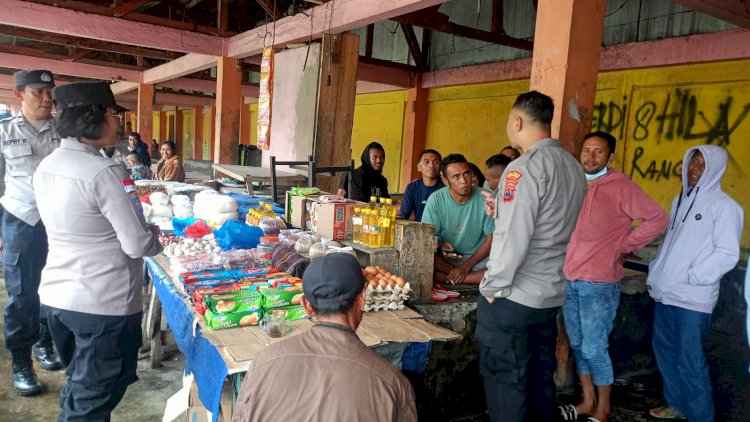 Sat-Binmas-Polres-Manggarai-Intensifkan-Patroli-Dialogis-dan-Himbauan-Kamtibmas-di-Pasar-Puni-Ruteng,-Wujud-Nyata-Polri-Hadir-untuk-Masyarakat