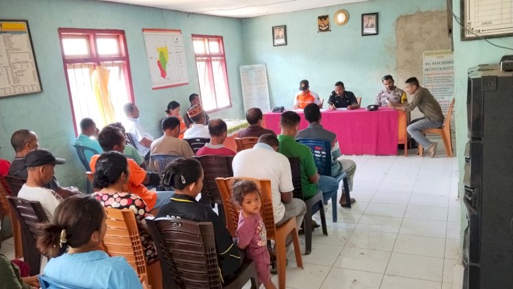 Bhabinkamtibmas-Reok-Barat-Laksanakan-Sambang-dan-Hadiri-Rapat-Kelembagaan-Desa-Torong-Koe