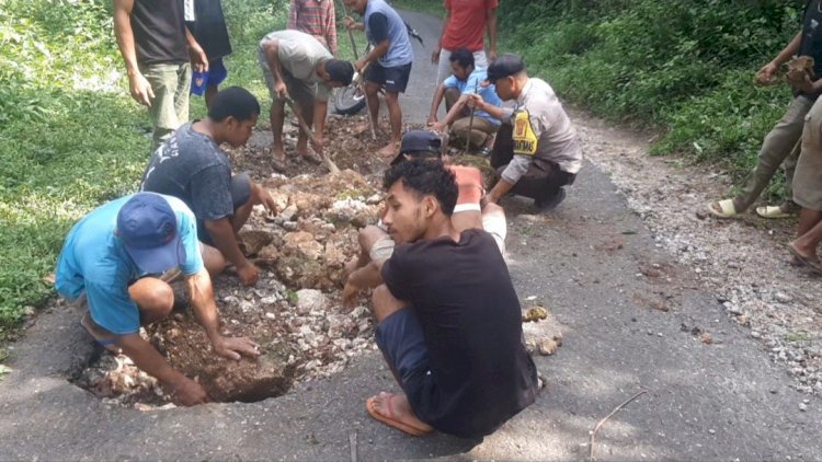BHABINKAMTIBMAS-REOK-BARAT-BERSAMA-WARGA-GELAR-KERJA-BHAKTI-TAMBAL-JALAN-DI-KAMPUNG-RUMUNG