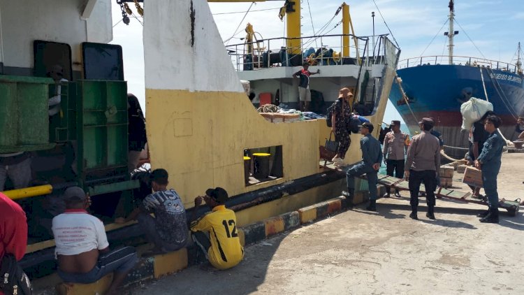 KP3-LAUT-REO-LAKSANAKAN-PENGAMANAN-KEDATANGAN-KAPAL-PENUMPANG-KM-MALOLI-DI-PELABUHAN-REO