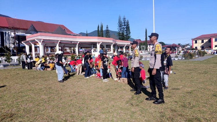 BHABINKAMTIBMAS-POLRES-MANGGARAI-LAKSANAKAN-PENGAMANAN-ACARA-RELIGI-NATAS-THE-MORI-DI-LAPANGAN-NATAS-LABAR-RUTENG