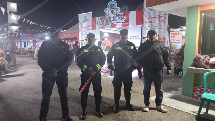 Bhabinkamtibmas-Polres-Manggarai-Bersama-Dinas-Perhubungan-Amankan-Festival-Ekonomi-dan-Bisnis,-Wujudkan-Kegiatan-Berjalan-Aman-dan-Kondusif