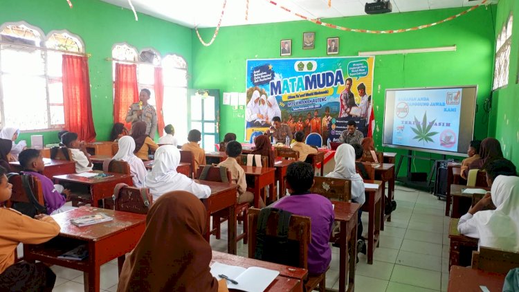 POLISI-MASUK-SEKOLAH*:-_Polres-Manggarai-Edukasi-Siswa-Baru-MTs-Amanah-Ruteng-tentang-Bahaya-Bullying,-Narkoba,-dan-Penyalahgunaan-Teknologi_
