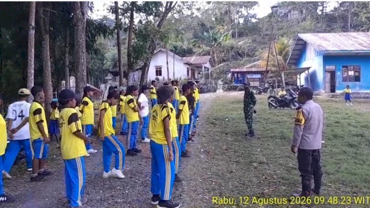 Bhabinkamtibmas-Dampingi-Latihan-Paskibraka-SMAN-1-Rahong-Utara,-Wujudkan-Sinergitas-Jaga-Kamtibmas