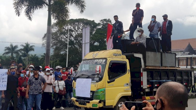 Purnawirawan Pimpin Demo Di depan Polres Manggarai