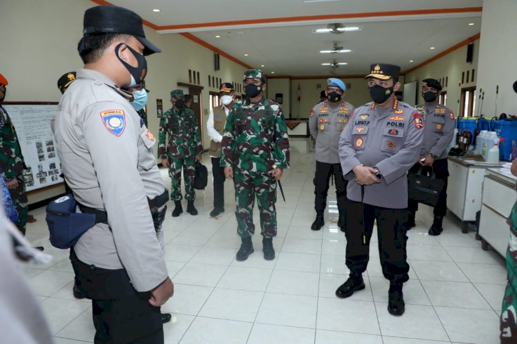 Didampingi Panglima TNI, Kapolri Beri Tiket Sekolah Bhabinkamtibmas Usai Sidak PPKM Mikro di Kudus