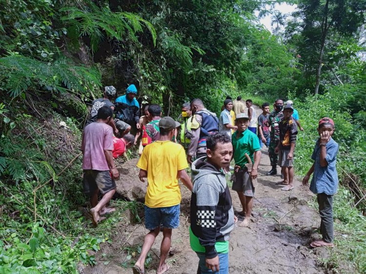 Bhabinkamtibmas Desa Golo Woi Bantu Bersihkan  Reruntuhan Tanah Longsor