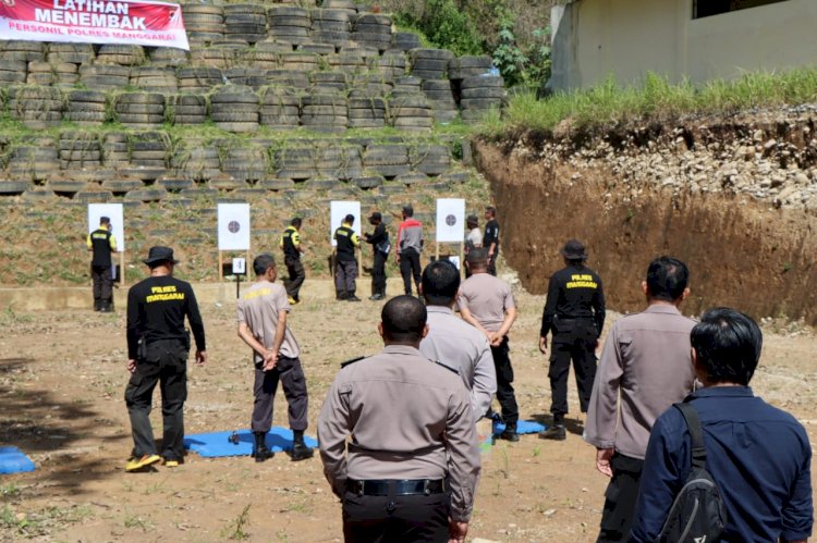 Latihan Menembak Bagi Personel Polres Manggarai