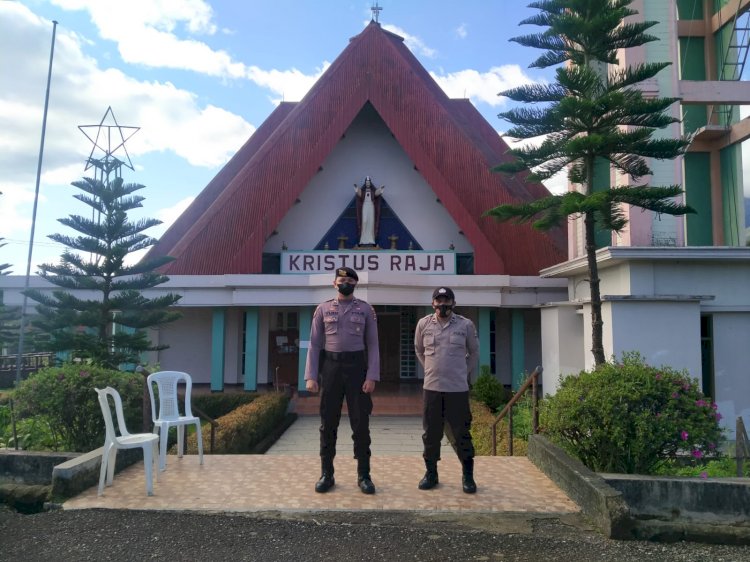 Pengamanan Ibadah Di Gereja Oleh Personel Polres Manggarai