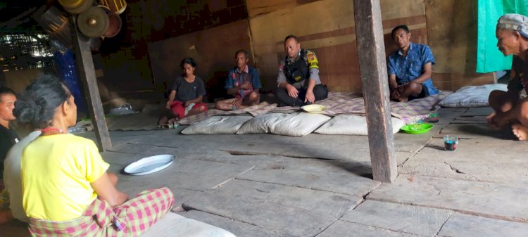 Cegah TPPO, Bhabinkamtibmas Sambangi Rumah Gendang Kampung Sesa