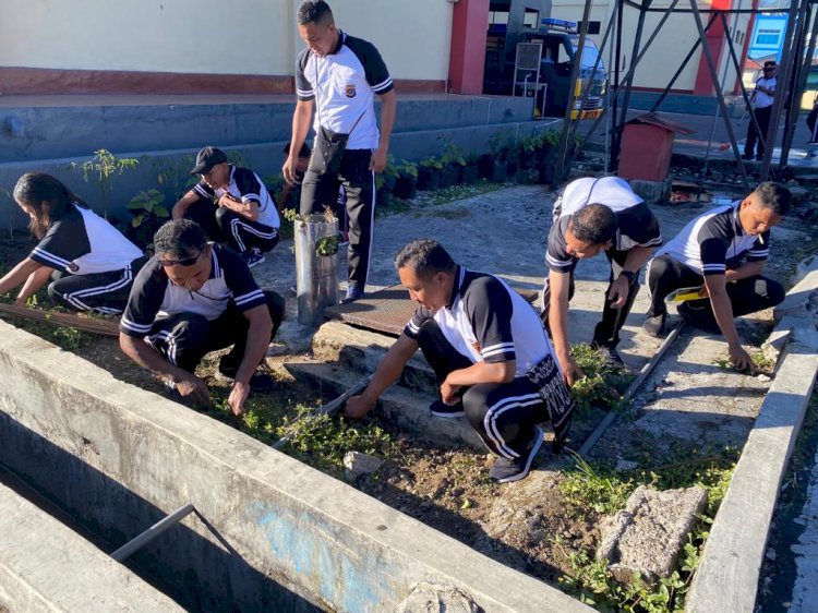 Personel Polres Manggarai Laksanakan Kegiatan Bersih-Bersih Lingkungan Kantor Demi Keindahan dan Kebersihan