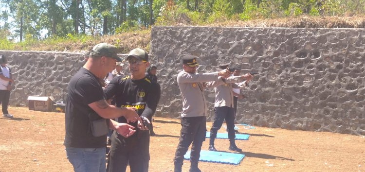 Latihan Menembak Polres Manggarai Tingkatkan Keterampilan Personil