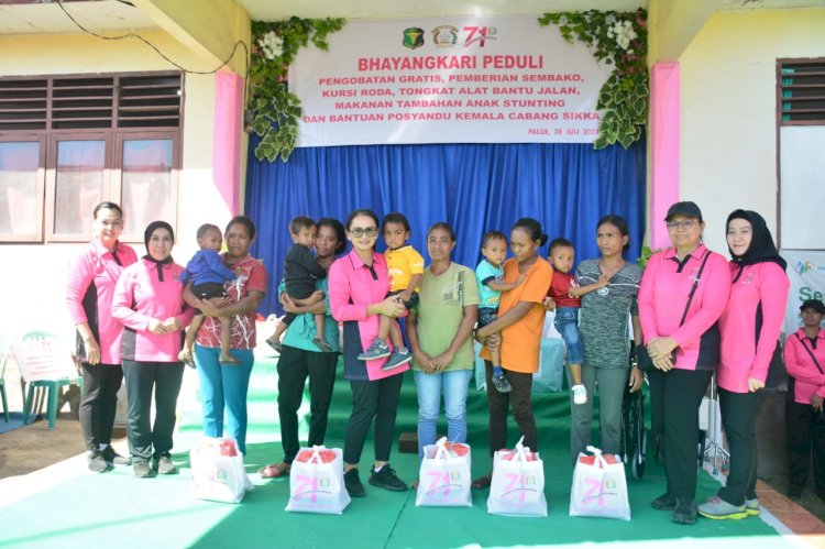 Ketua Umum Bhayangkari Ny. Juliati Sigit Prabowo Memberikan Bantuan Sosial dan Pengobatan Gratis di Kantor Camat Palue.-