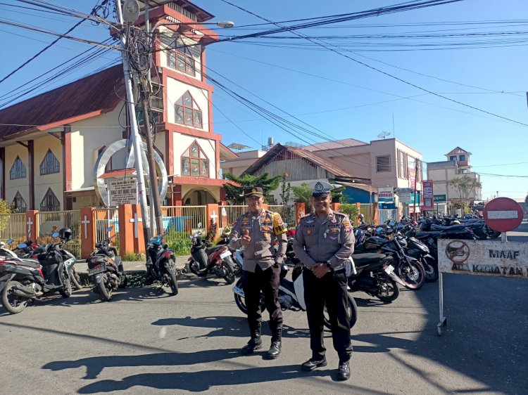 Anggota Polres Manggarai Melaksanakan Pengamanan Misa Minggu di Gereja-gereja di Kecamatan Langke Rembong, Kabupaten Manggarai