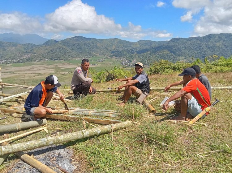 Bhabinkamtibmas Kecamatan Ruteng Berikan Himbauan dan Bantu Warga Bangun Spot Foto di Golo Timur Desa Meler