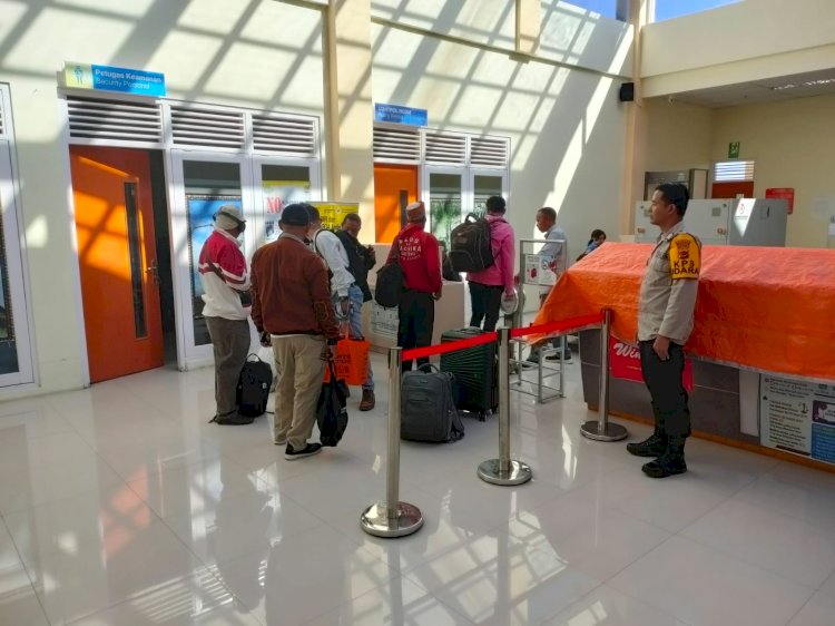 Anggota Pospol KP3 Udara Frans Sales Lega Ruteng Amankan Kedatangan dan Keberangkatan Pesawat di Bandara