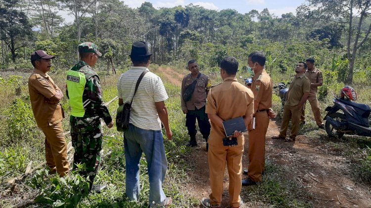 Bhabinkamtibmas dan Babinsa Bersama Pemerintah Desa Menangani Perselisihan Pengerjaan Jalan Desa di Kecamatan Wae Ri'i