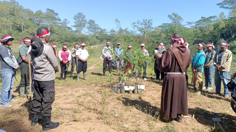Polsek Cibal Melaksanakan Aksi Pelestarian Lingkungan Melalui Penanaman Pohon Serentak