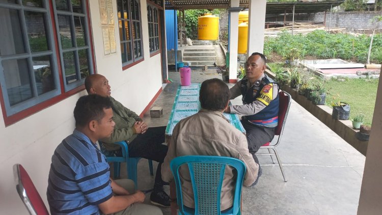 Laksanakan Sambang, Bhabinkamtibmas Kecamatan Langke Rembong Berikan Sosialisasi Pencegahan TPPO di Gereja St. Mikhael Kumba