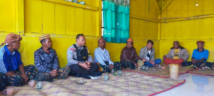 Bripka Albertus Rahmat Himbau Warga Kampung Wetok untuk Waspadai Perdagangan Orang dan Karhutla