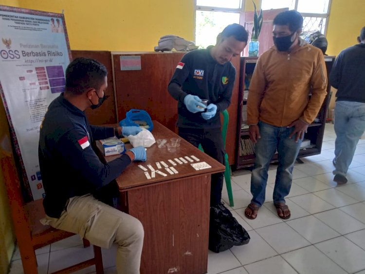 Wujudkan Kampung Bebas Narkoba: Pelaksanaan Tes Urin bagi Warga Kel. Pitak di Kampung Bebas Narkoba Kelurahan Pitak, Kecamatan Langke Rembong, Kabupaten Manggarai