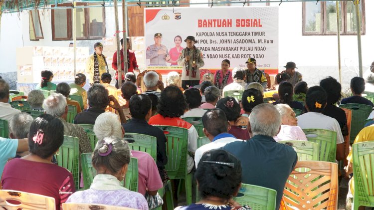 Kapolda dan Ketua Bhayangkari Daerah NTT Beri Sumbangan 100 Paket Bansos dan 2 Sumur Bor di Pulau Ndao.-