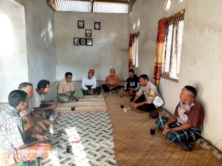 Patroli Dialogis Bripka Stanislaus K.Tandi, Bhabinkamtibmas di Kampung Caok Ds. Loce Kecamatan Reok Barat, Kabupaten Manggarai
