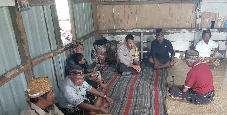 Patroli Dialogis Bripka Stanislaus K.Tandi Himbau Warga Reok Barat Waspada Terhadap TPPO dan Karhutla