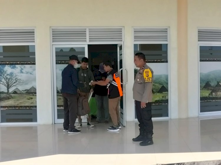 KP3 Udara Laksanakan  Pengamanan Pesawat  SUSI AIR di Bandar Udara Frans Sales Lega Ruteng