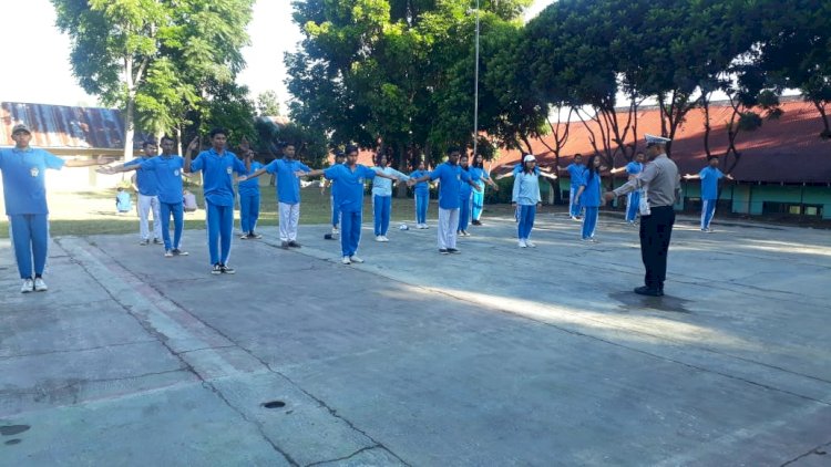 Kanit Keamanan dan Keselamatan, Satuan Lalu Lintas beri pelatihan anggota PKS ( Patroli Keamanan Sekolah ) di SMAK Setia Bhakti Ruteng.