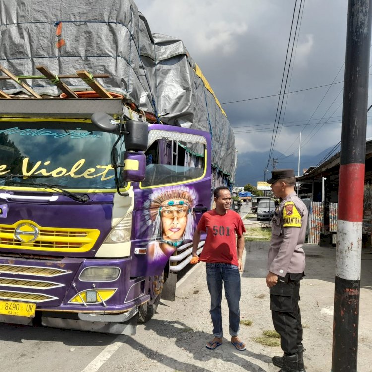 Harkamtibmas Wilayah Binaan Bripka Damasus S. Sunding di Kecamatan Langke Rembong Melakukan Patroli Pencegahan