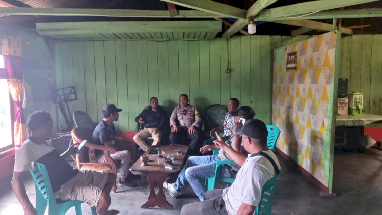 Bhabinkamtibmas Kecamatan Langke Rembong Sambangi Warga, Sosialisasikan Waspada TPPO